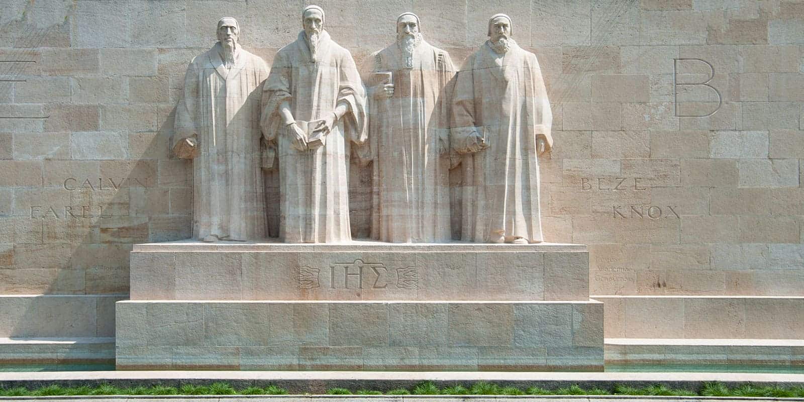 A picture of a memorial remembering Reverend John Knox of Scotland